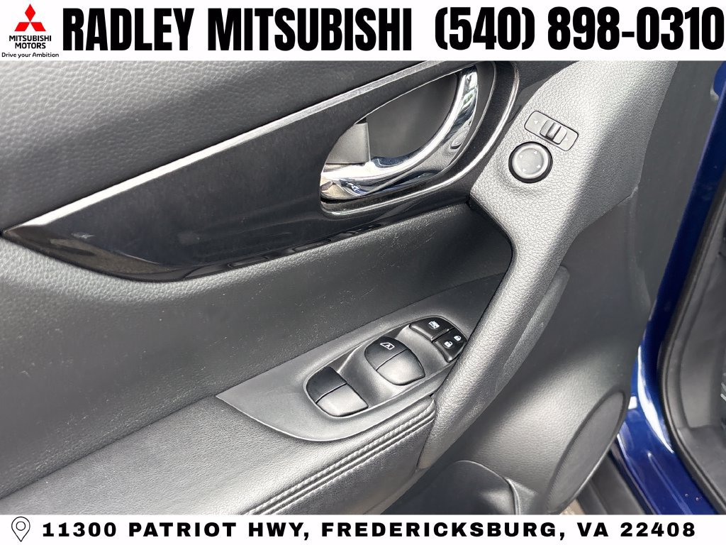 Used 2017 Nissan Rogue SV AWD/4WD image 5