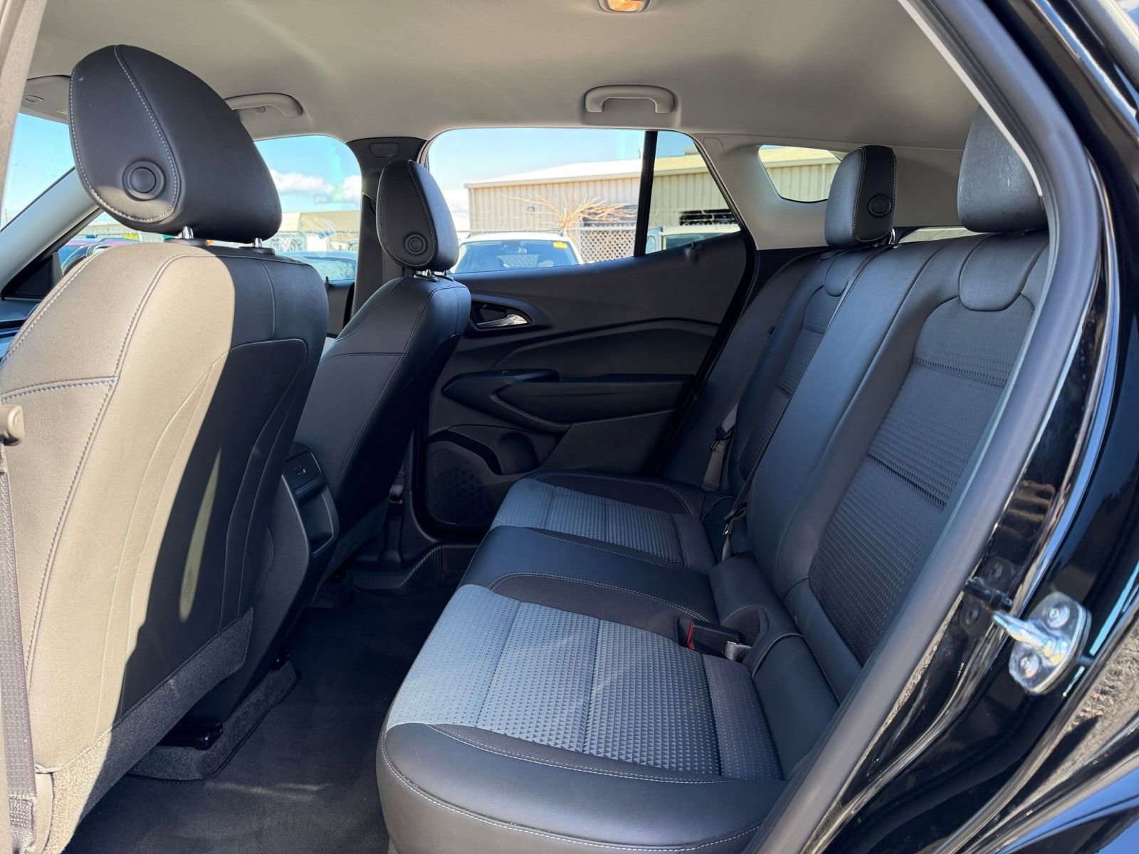 Used 2025 Chevrolet Trax LT w/ LT Convenience Package image 23