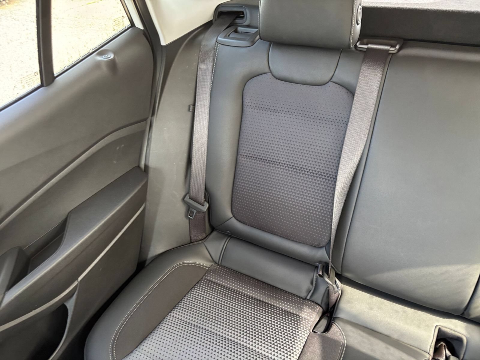Used 2025 Chevrolet Trax LT FWD image 38