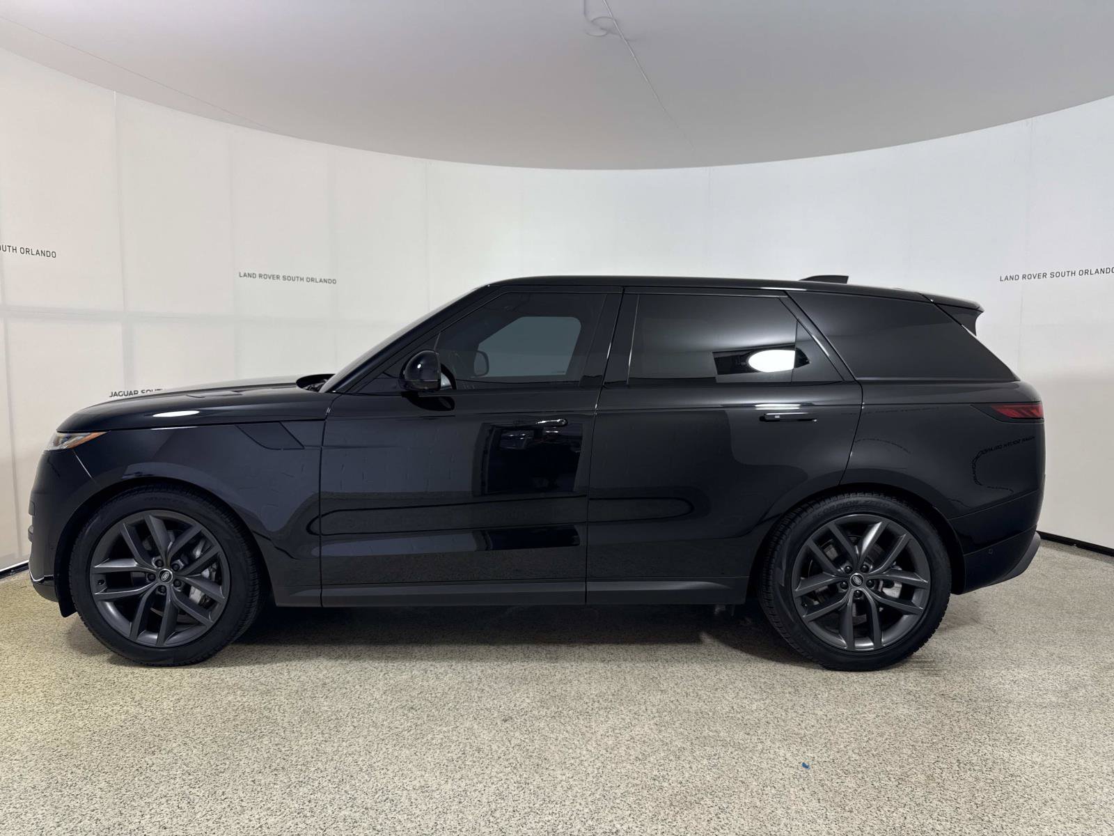 Used 2023 Land Rover Range Rover Sport SE AWD/4WD image 2
