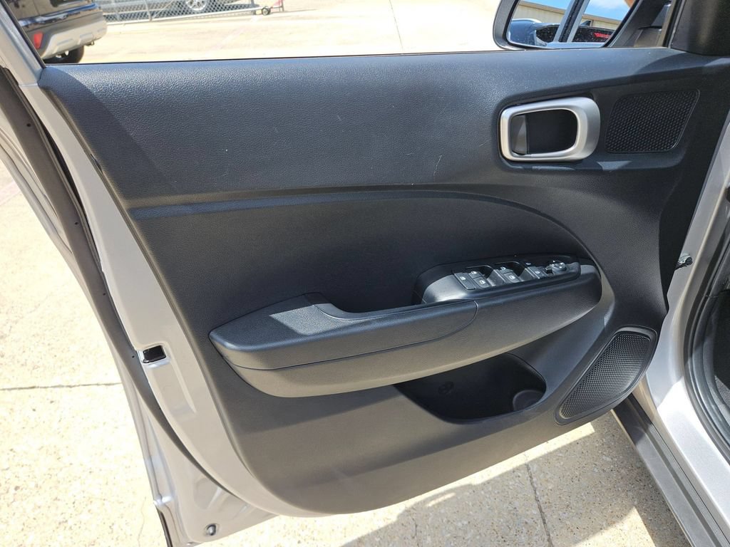 Used 2025 Hyundai Venue SEL FWD image 19