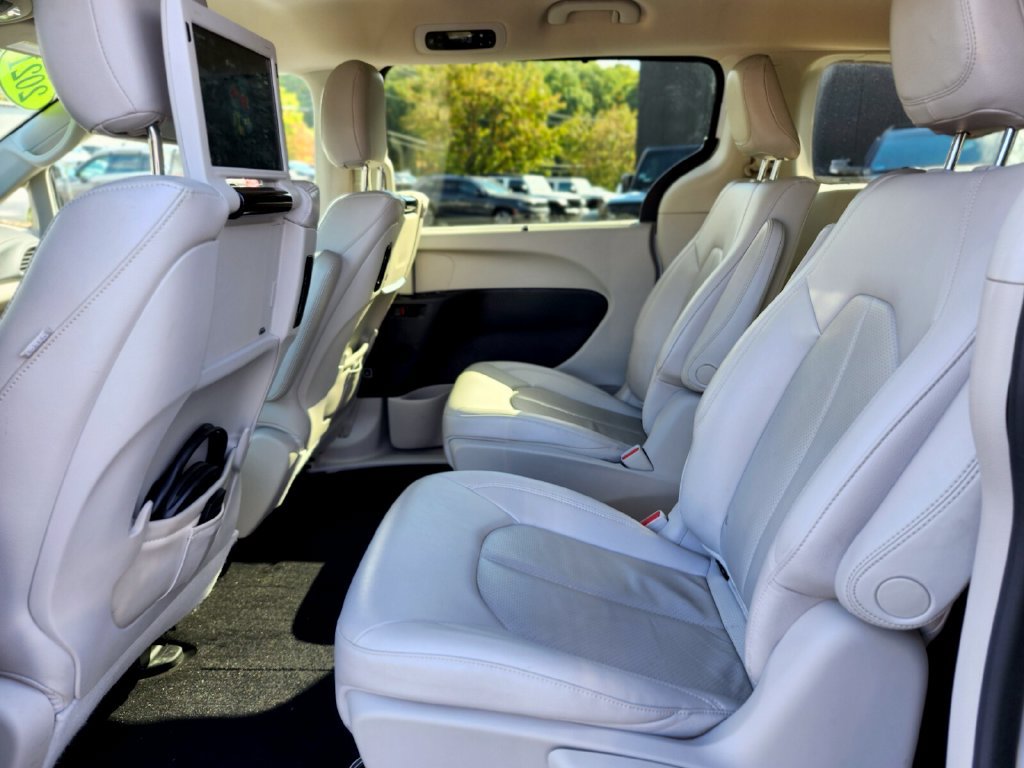 Used 2021 Chrysler Pacifica Touring-L w/ Uconnect Theater Family Group FWD image 16