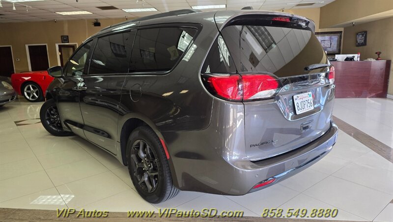 Used 2019 Chrysler Pacifica Touring-L w/ S Appearance Package FWD image 4
