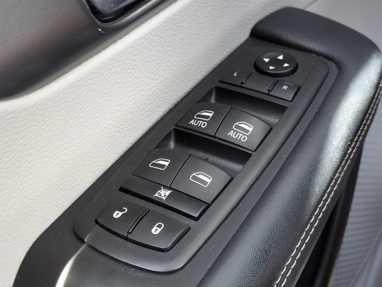 Used 2021 Chrysler Pacifica Touring-L w/ Premium & Safety Sphere Group FWD image 26