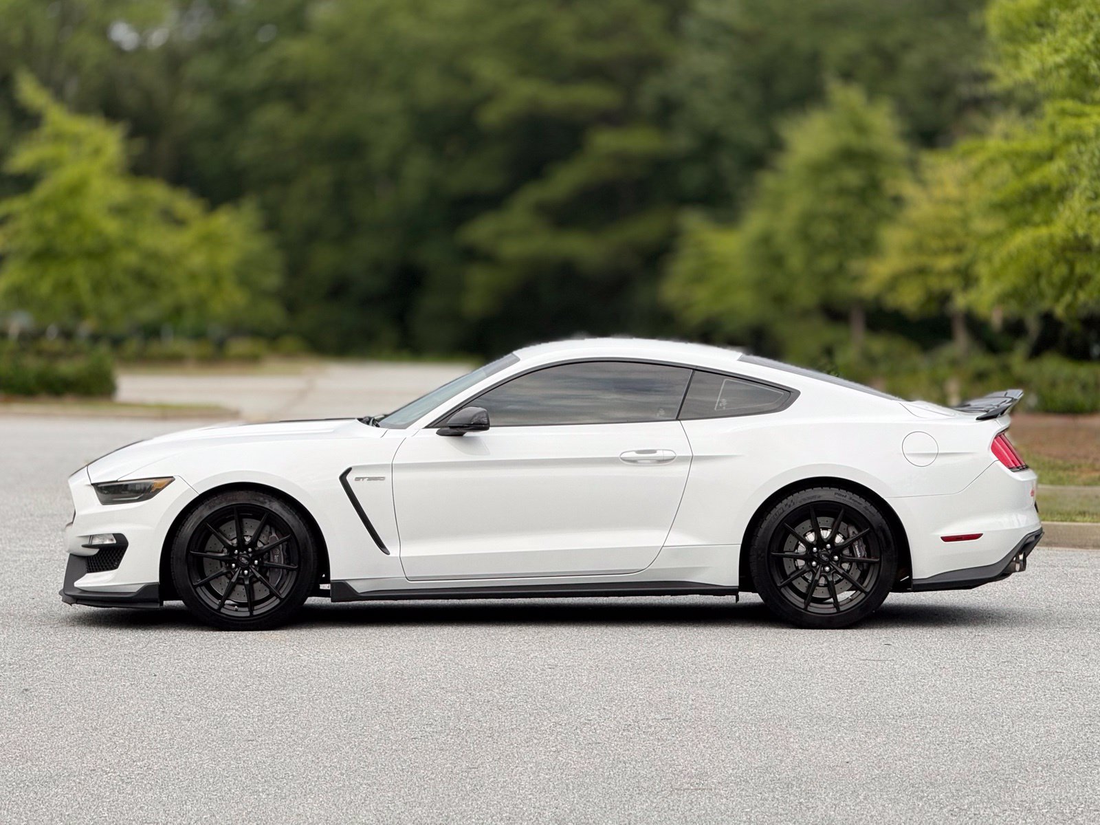Used 2016 Ford Mustang Shelby GT350 w/ Technology Package RWD image 9