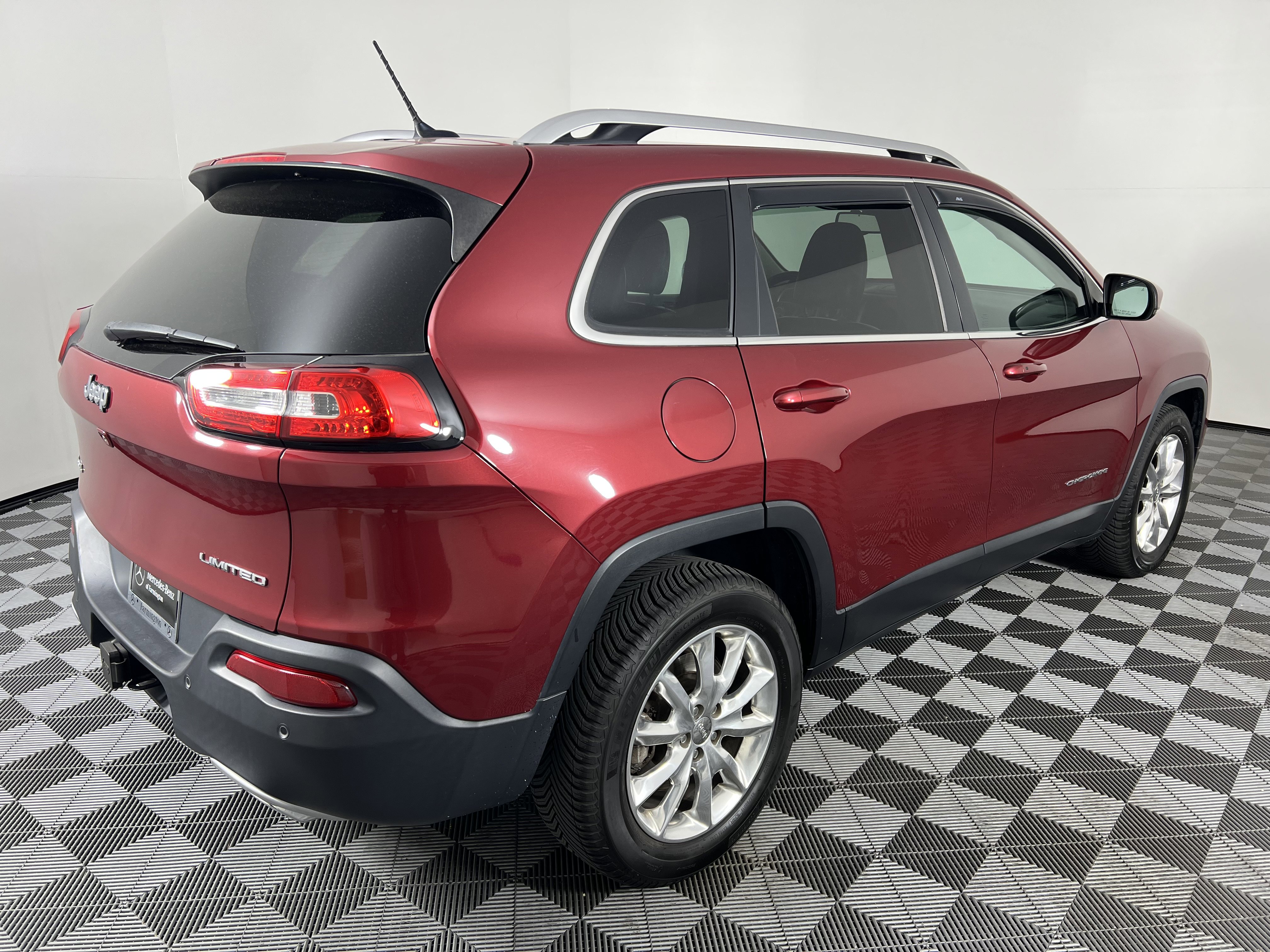 Used 2015 Jeep Cherokee Limited w/ Luxury Group AWD/4WD image 13