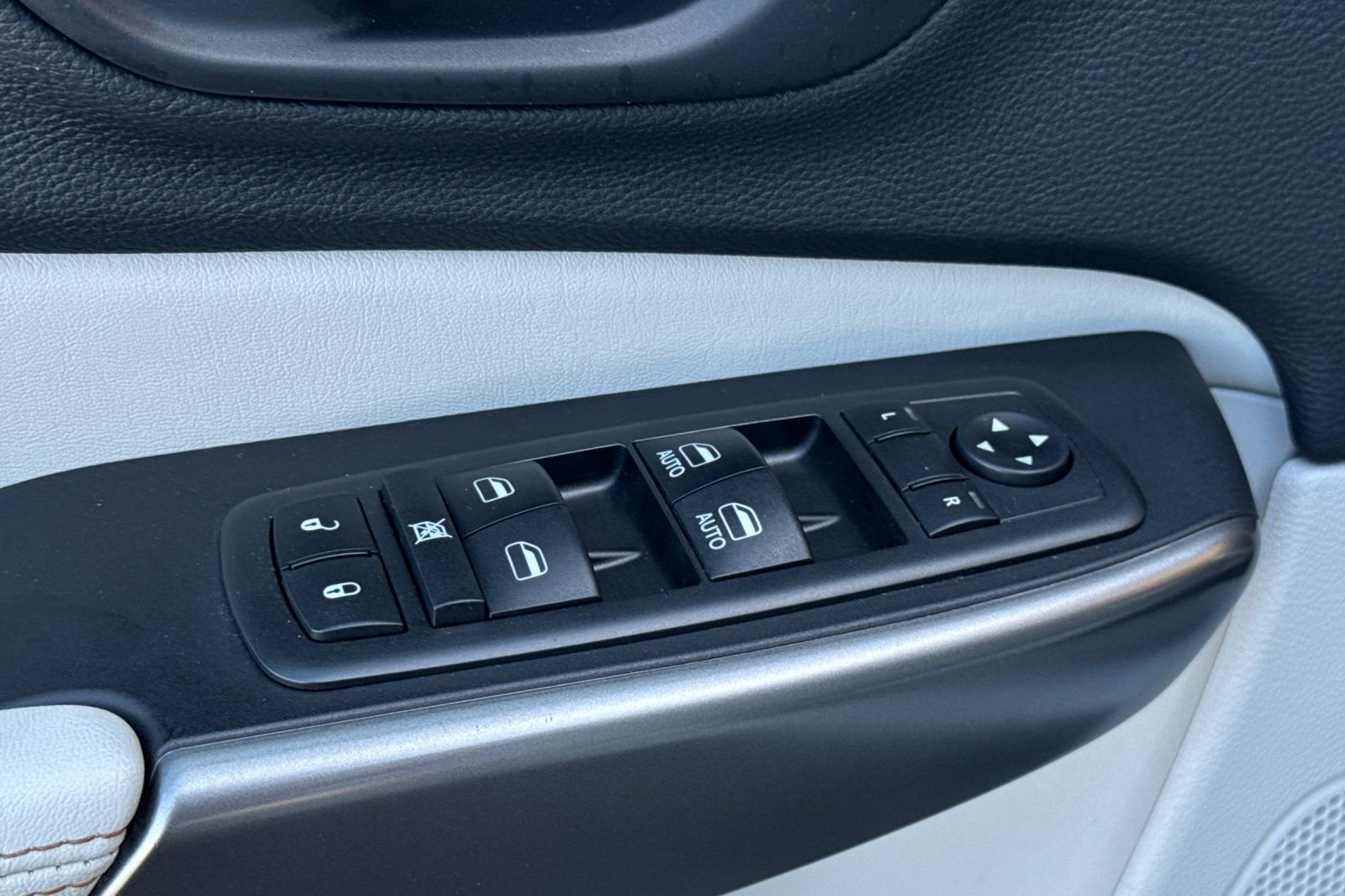 Used 2019 Jeep Cherokee Limited w/ Luxury Group AWD/4WD image 13