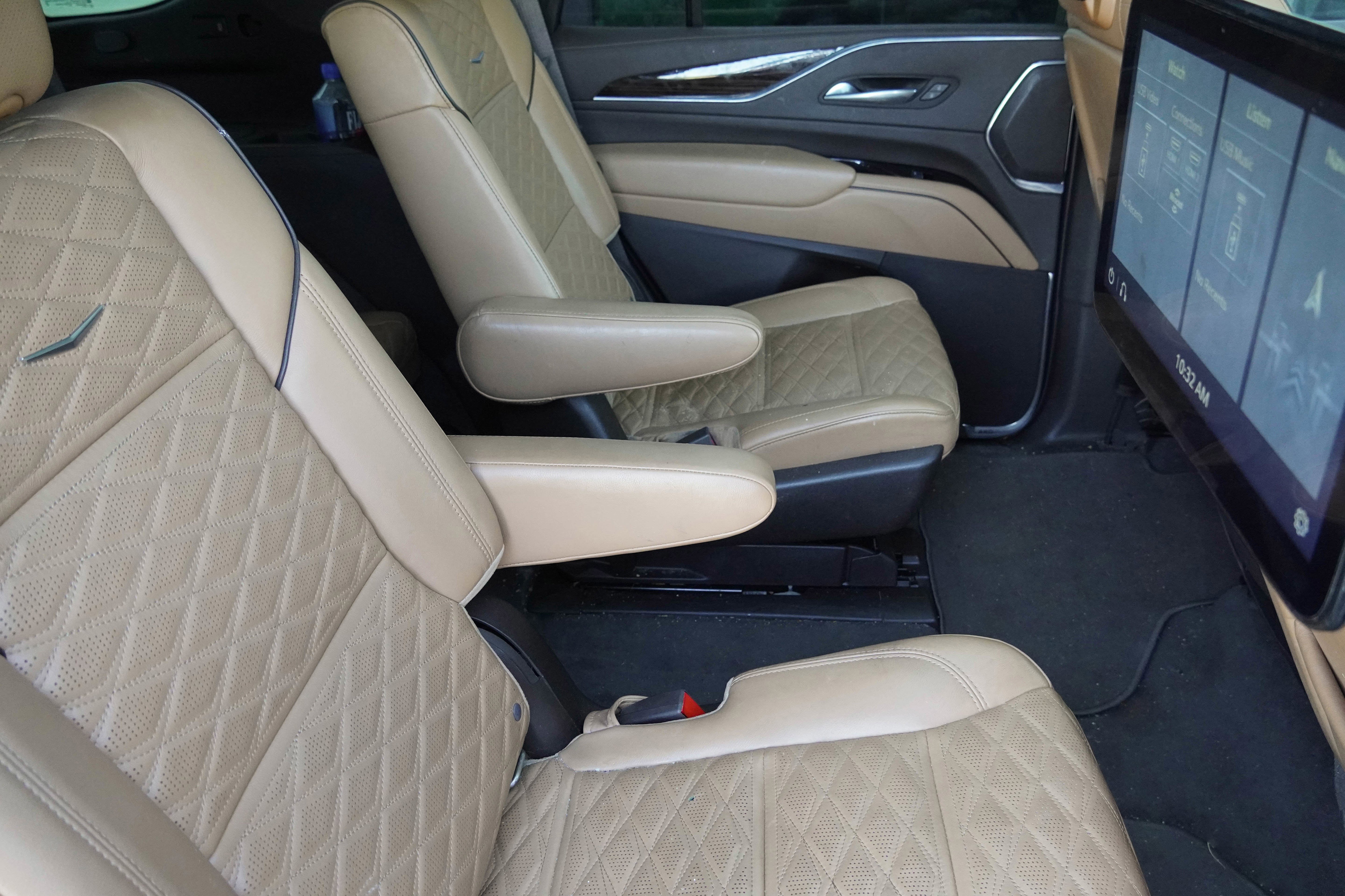Used 2021 Cadillac Escalade Premium Luxury w/ LPO, Radiant Package AWD/4WD image 32