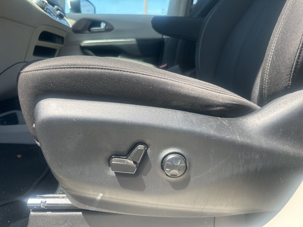 Used 2022 Chrysler Voyager LX image 33