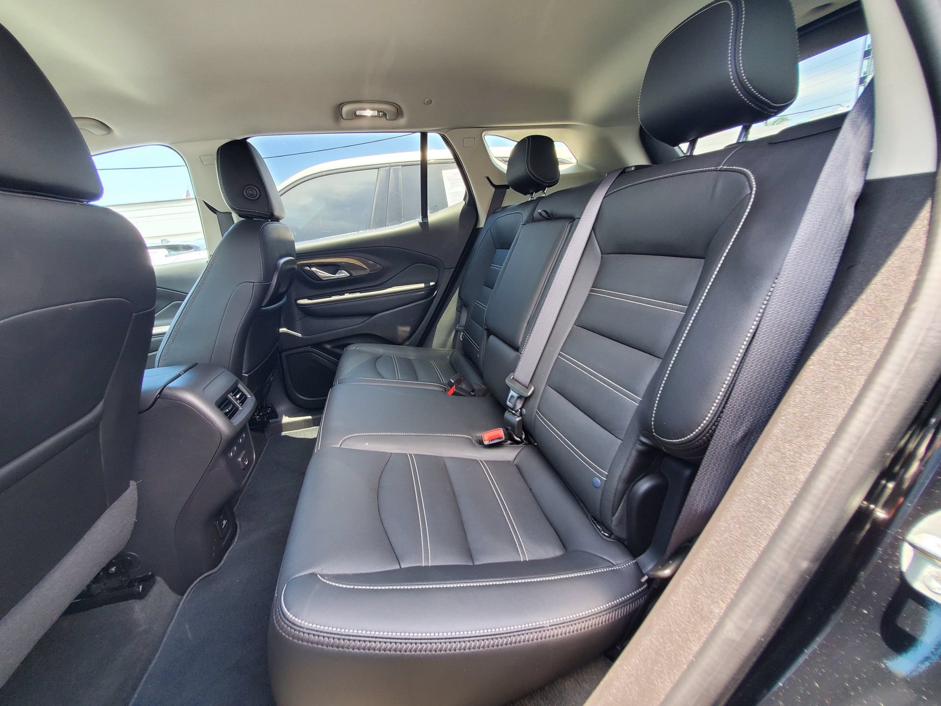 Used 2024 GMC Terrain Denali w/ Denali Premium Package AWD/4WD image 12