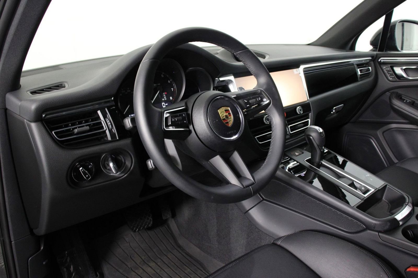 Certified 2025 Porsche Macan AWD/4WD image 4