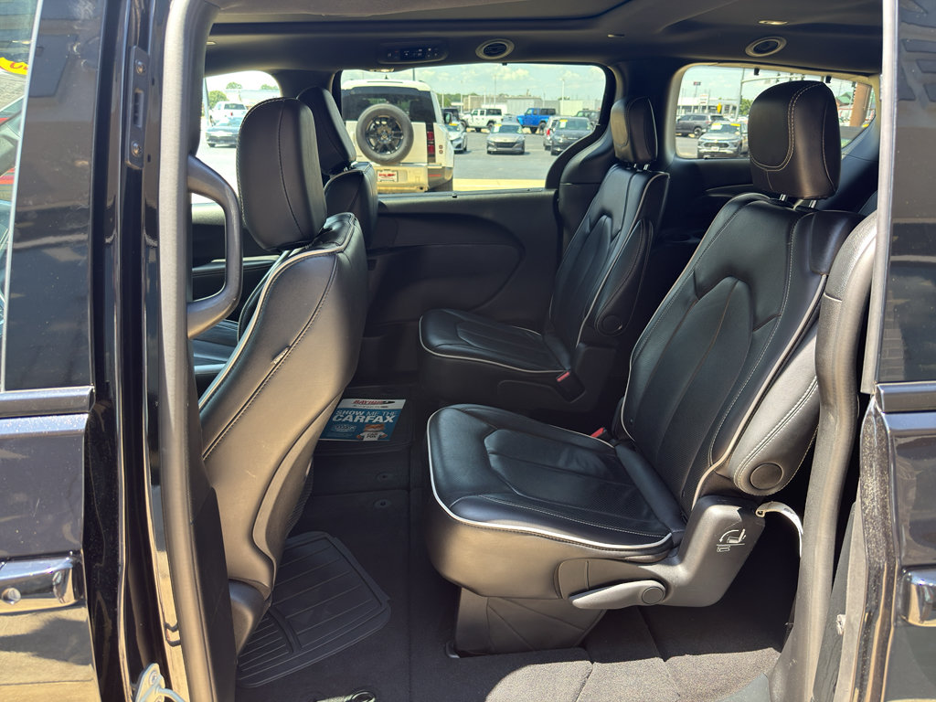 Used 2025 Chrysler Pacifica Limited FWD image 18