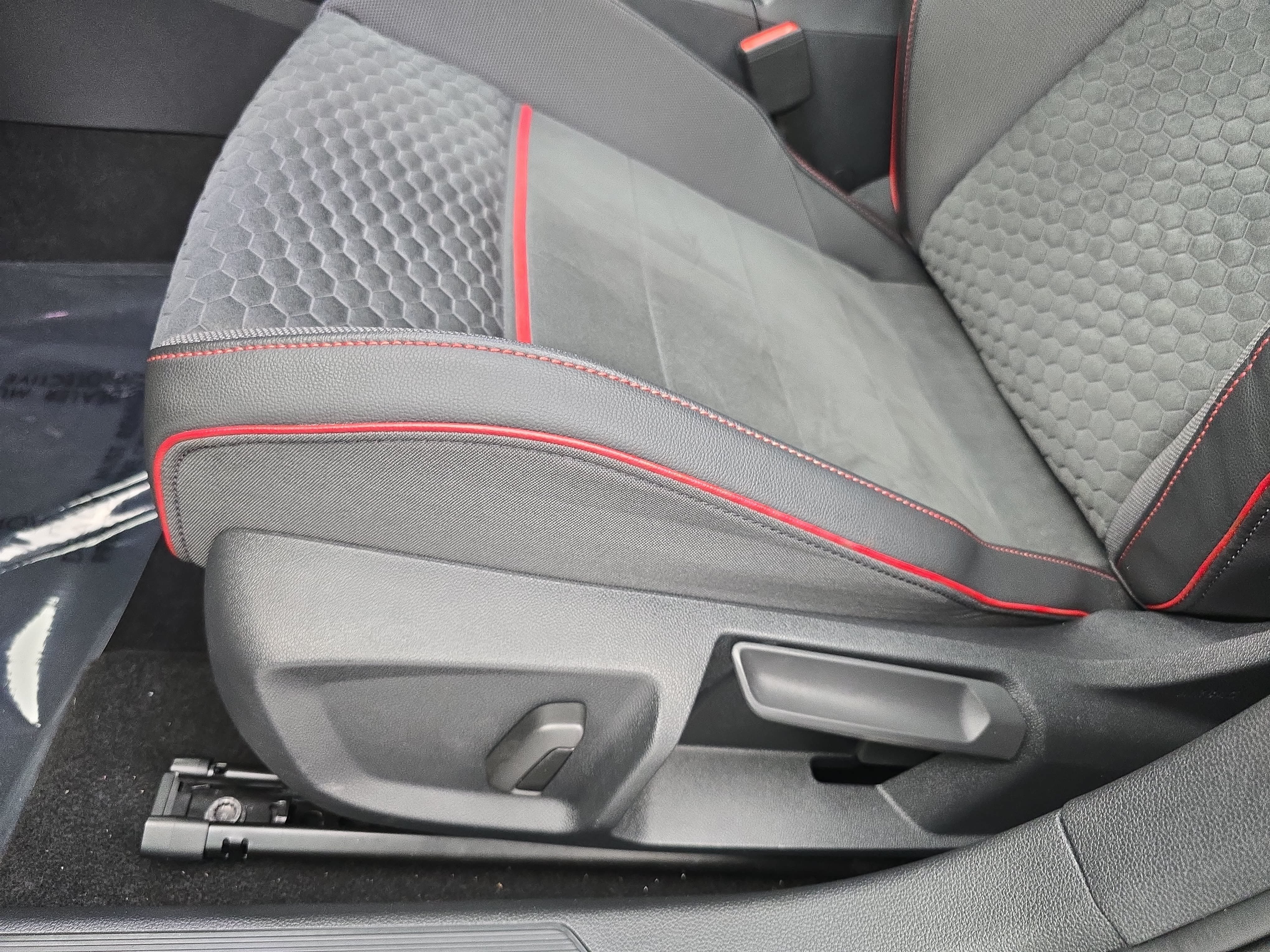 Used 2025 Volkswagen GTI SE FWD image 29