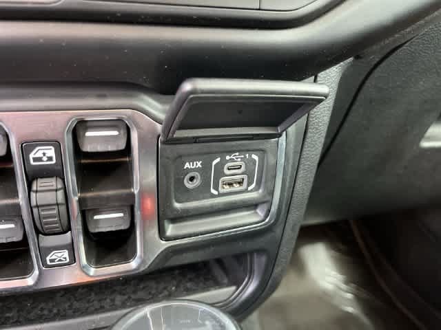 Used 2022 Jeep Wrangler Unlimited Sahara AWD/4WD image 27