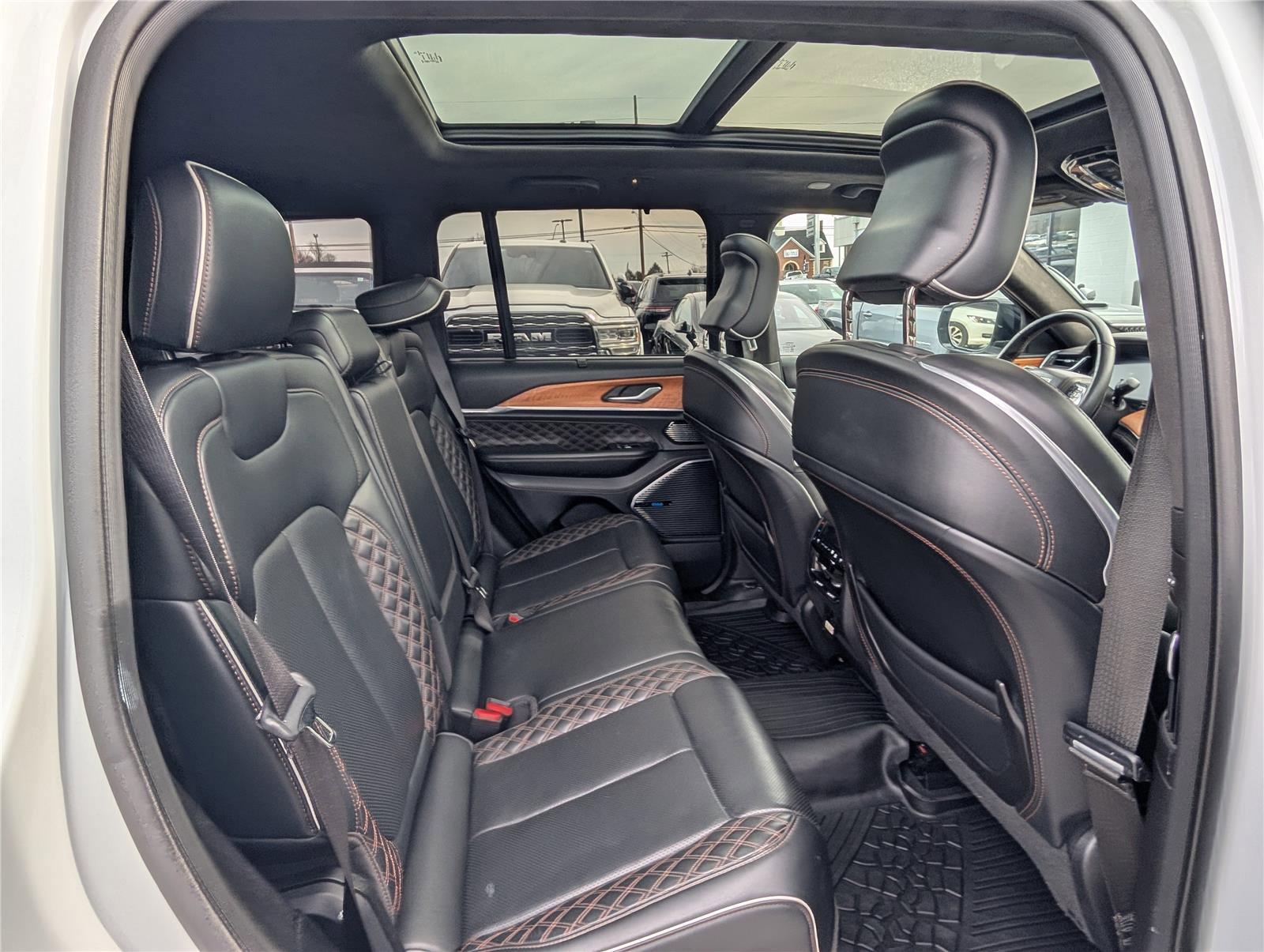 Used 2023 Jeep Grand Cherokee Summit image 12