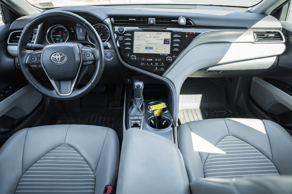 Used 2020 Toyota Camry SE w/ Sunroof Package FWD image 18