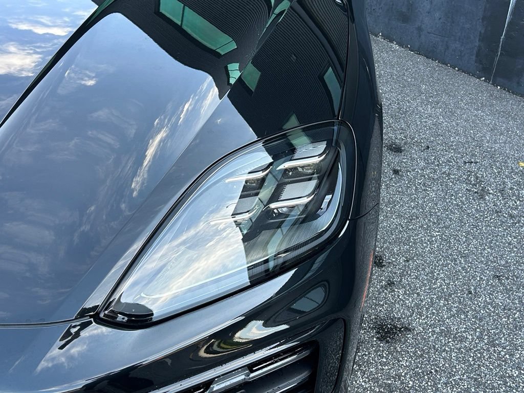 Certified 2025 Porsche Cayenne AWD/4WD image 18