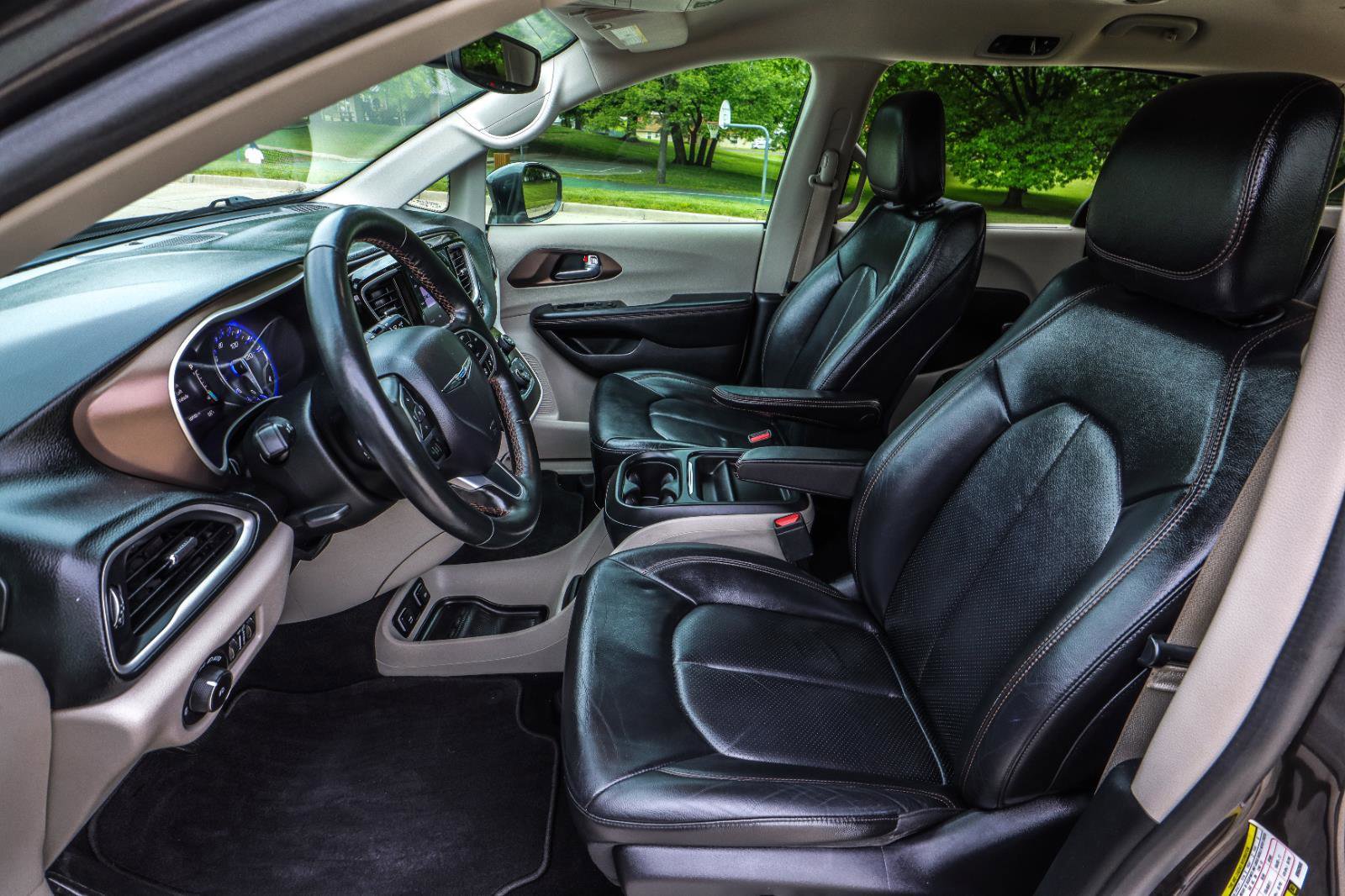 Used 2019 Chrysler Pacifica Touring-L w/ Advanced Safetytec Group FWD image 36