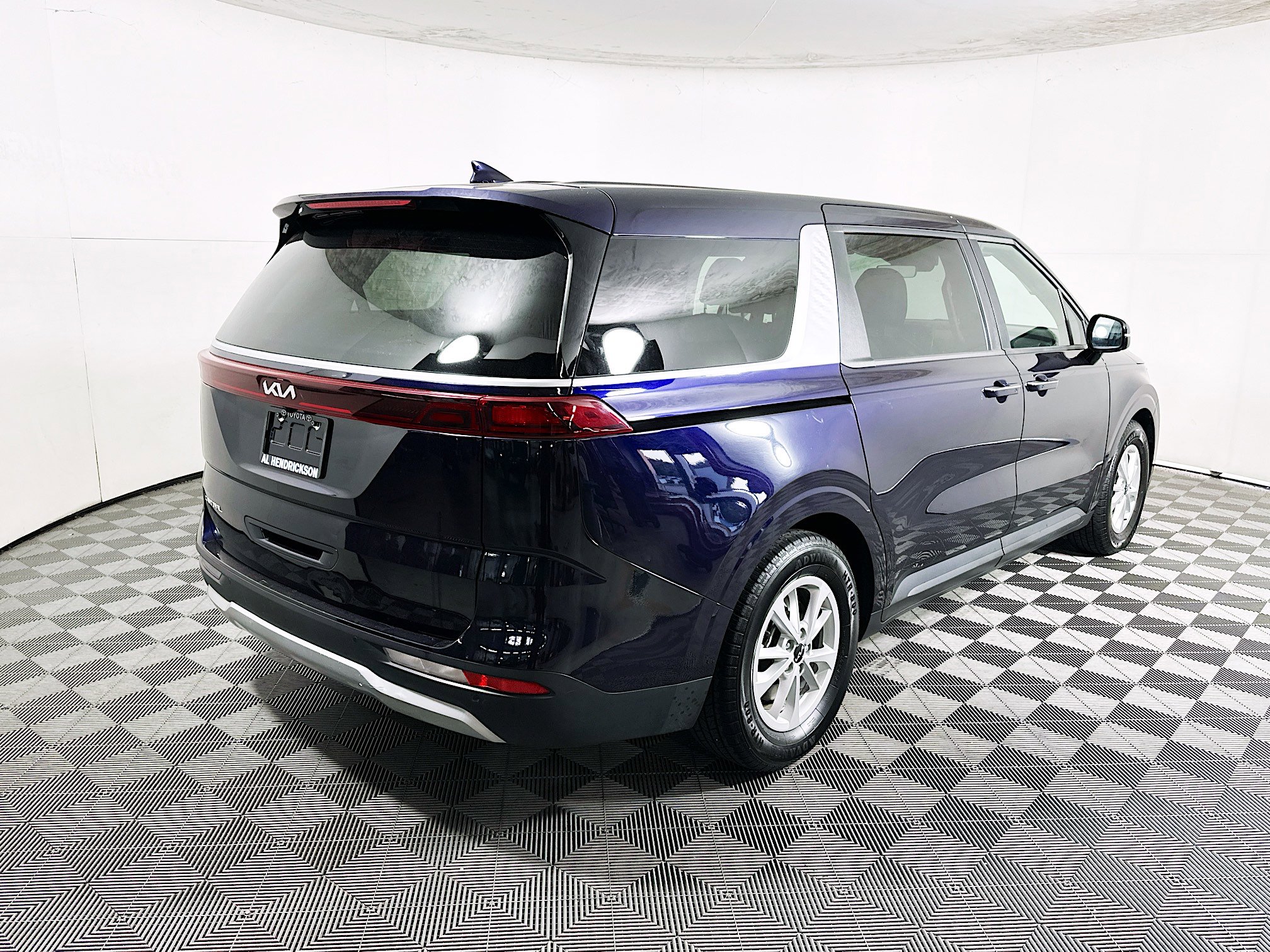 Used 2024 Kia Carnival LX image 3