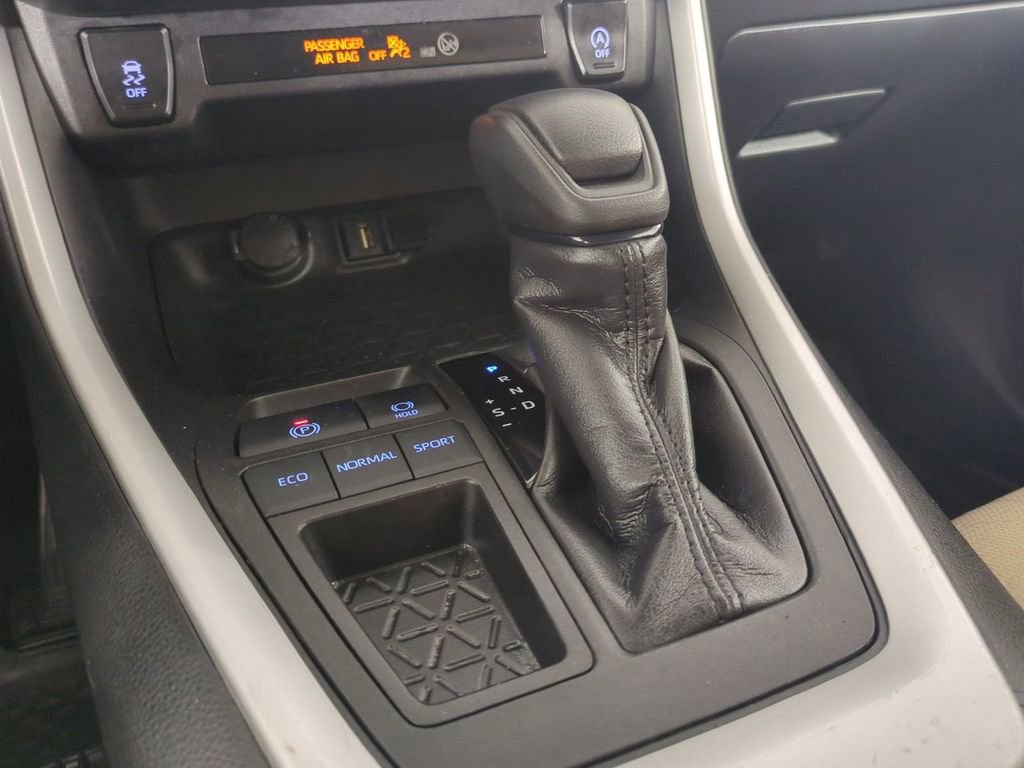 Used 2020 Toyota RAV4 XLE w/ Convenience Package FWD image 22