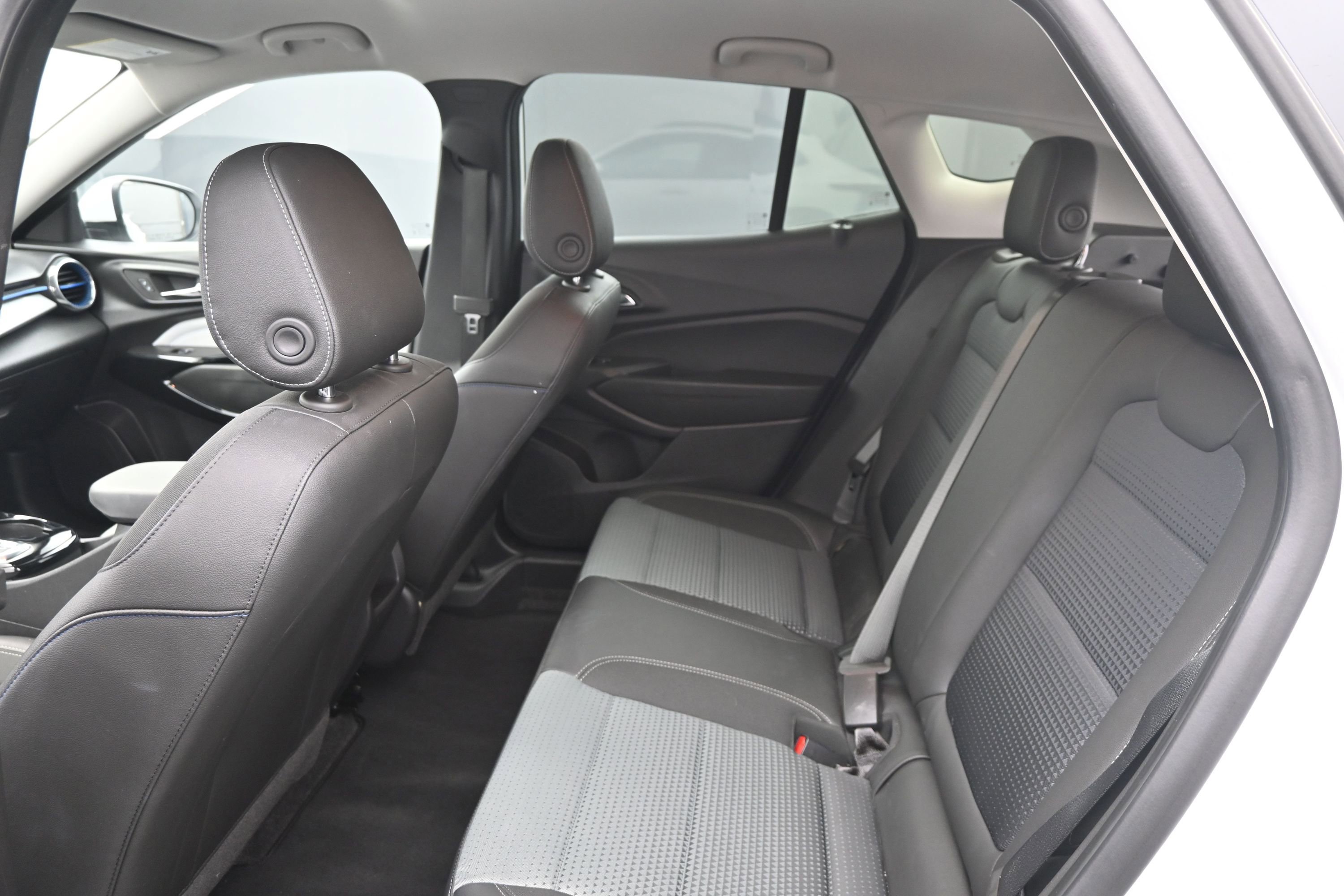 Used 2025 Chevrolet Trax LT w/ LT Convenience Package FWD image 17