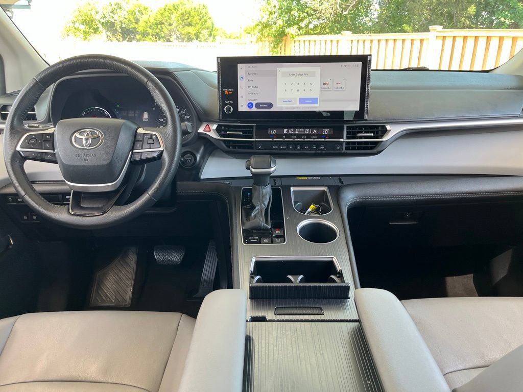 Used 2025 Toyota Sienna XLE FWD image 16