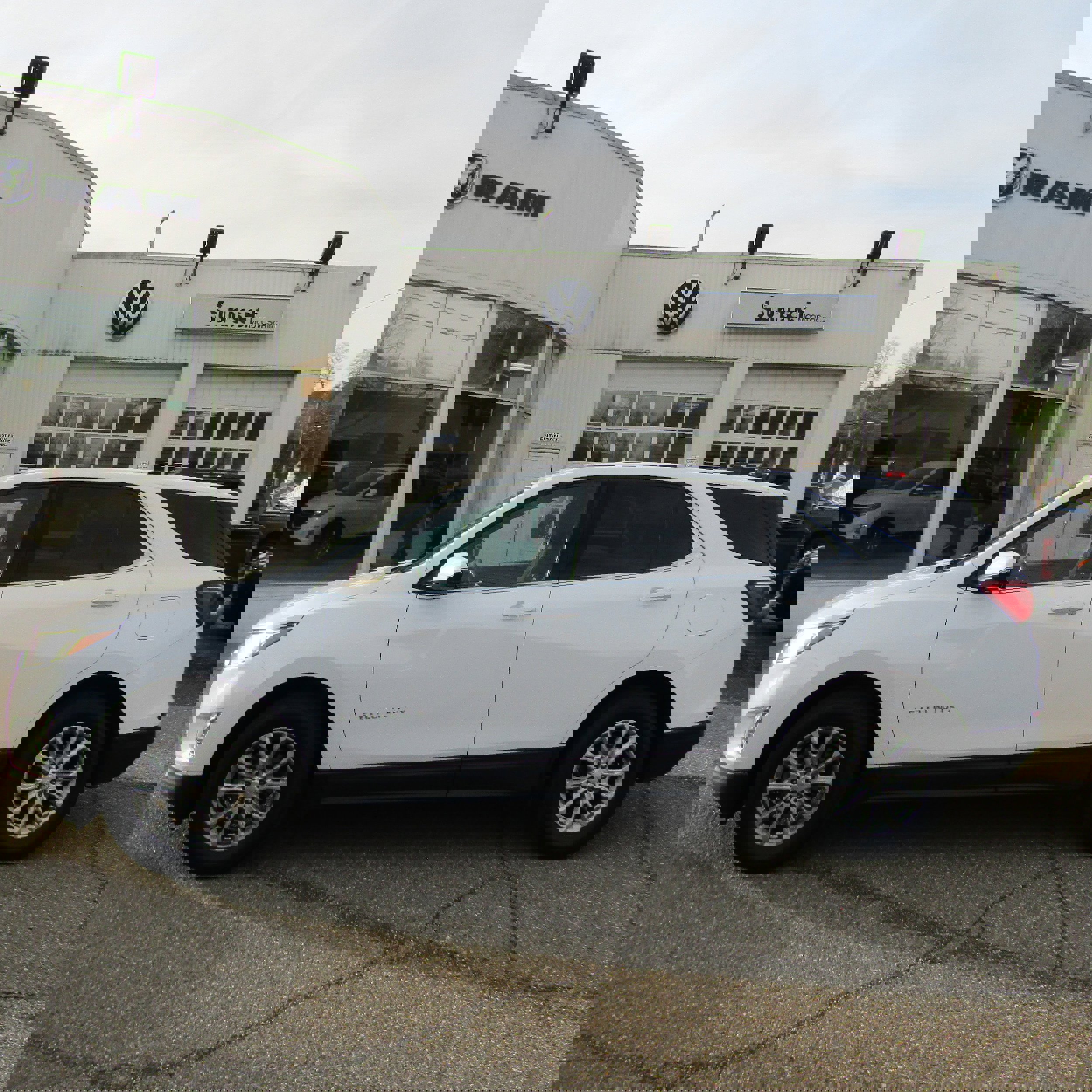 Used 2019 Chevrolet Equinox LT image 2