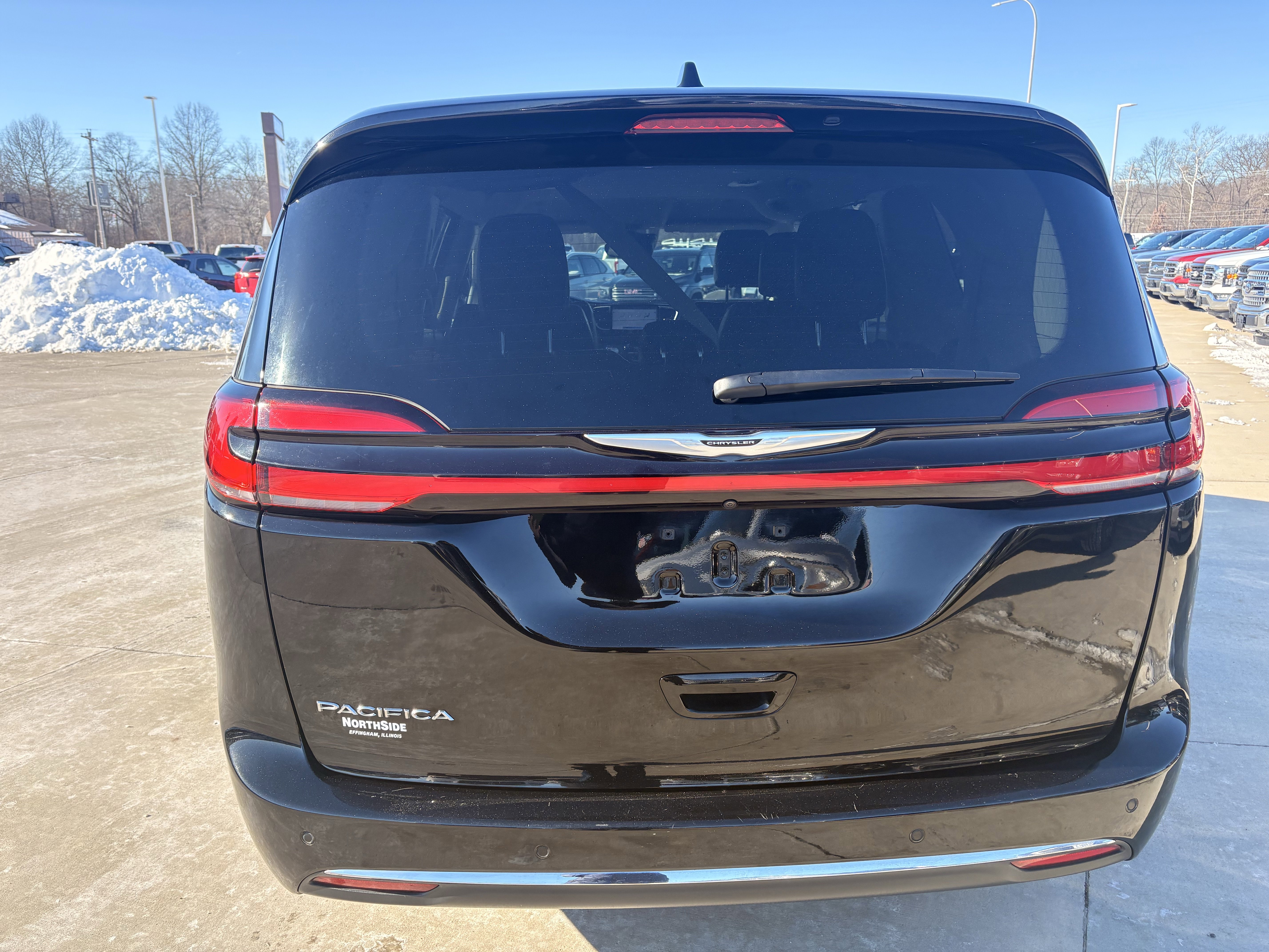 Used 2024 Chrysler Pacifica Touring-L image 4