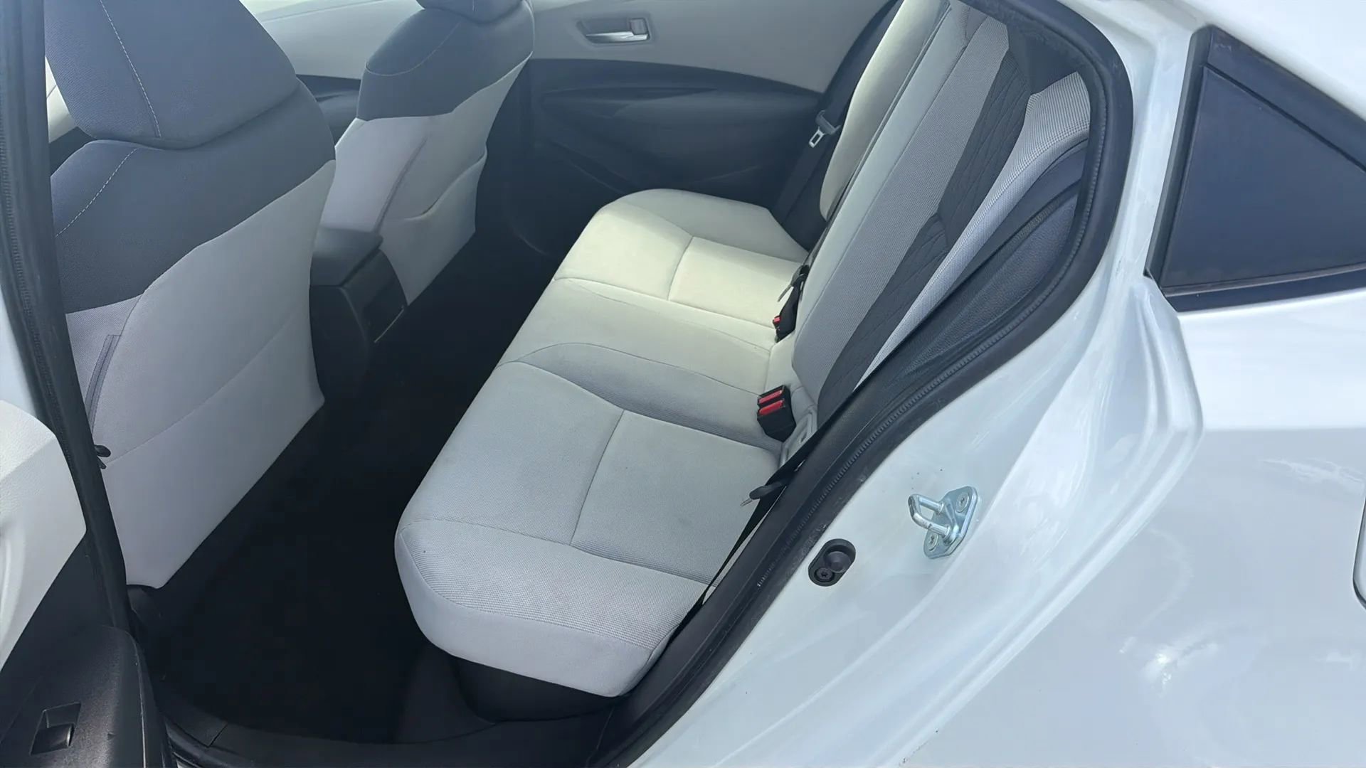 Used 2020 Toyota Corolla LE image 28