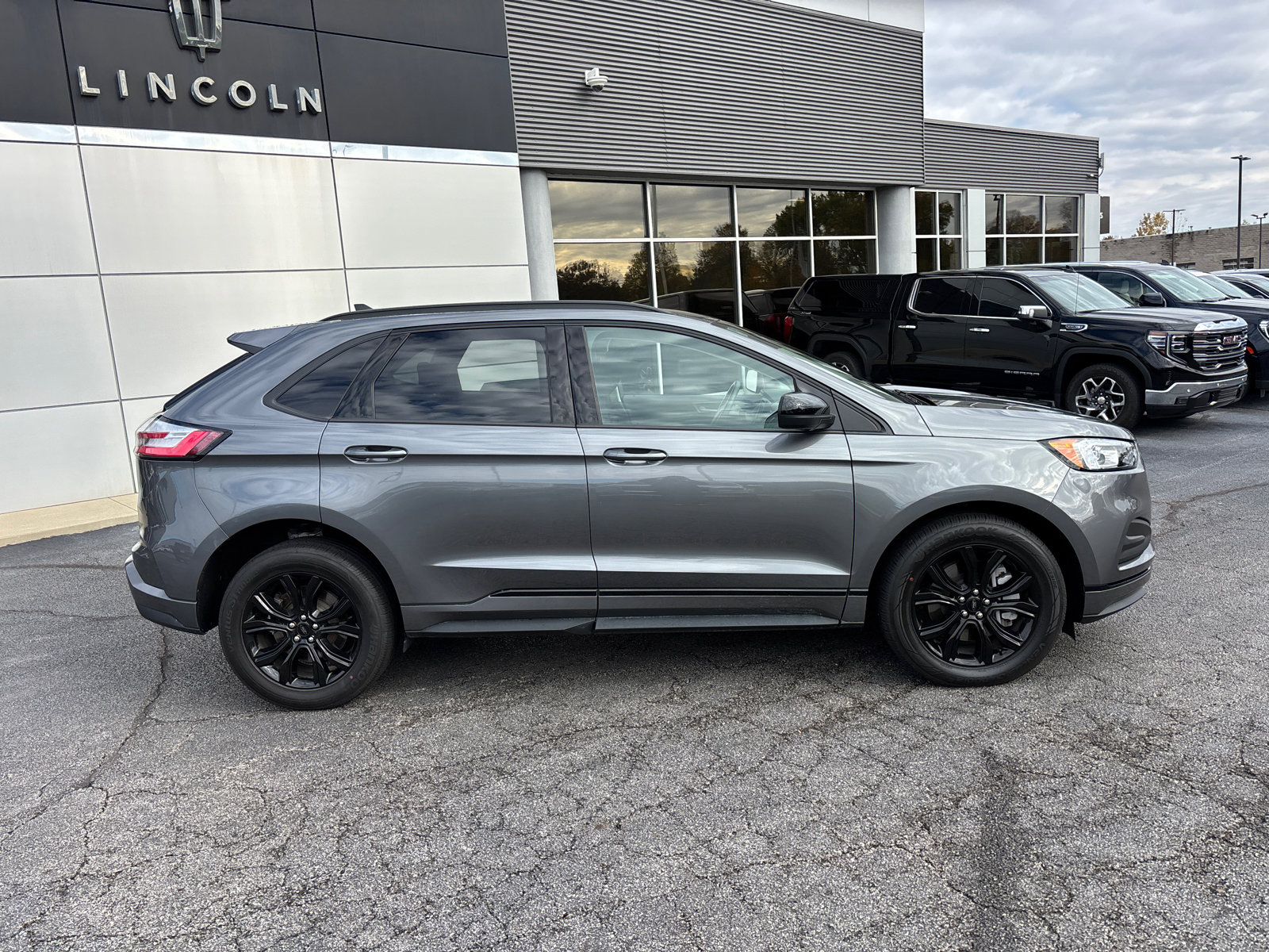 Used 2023 Ford Edge SE w/ Black Appearance Package image 8