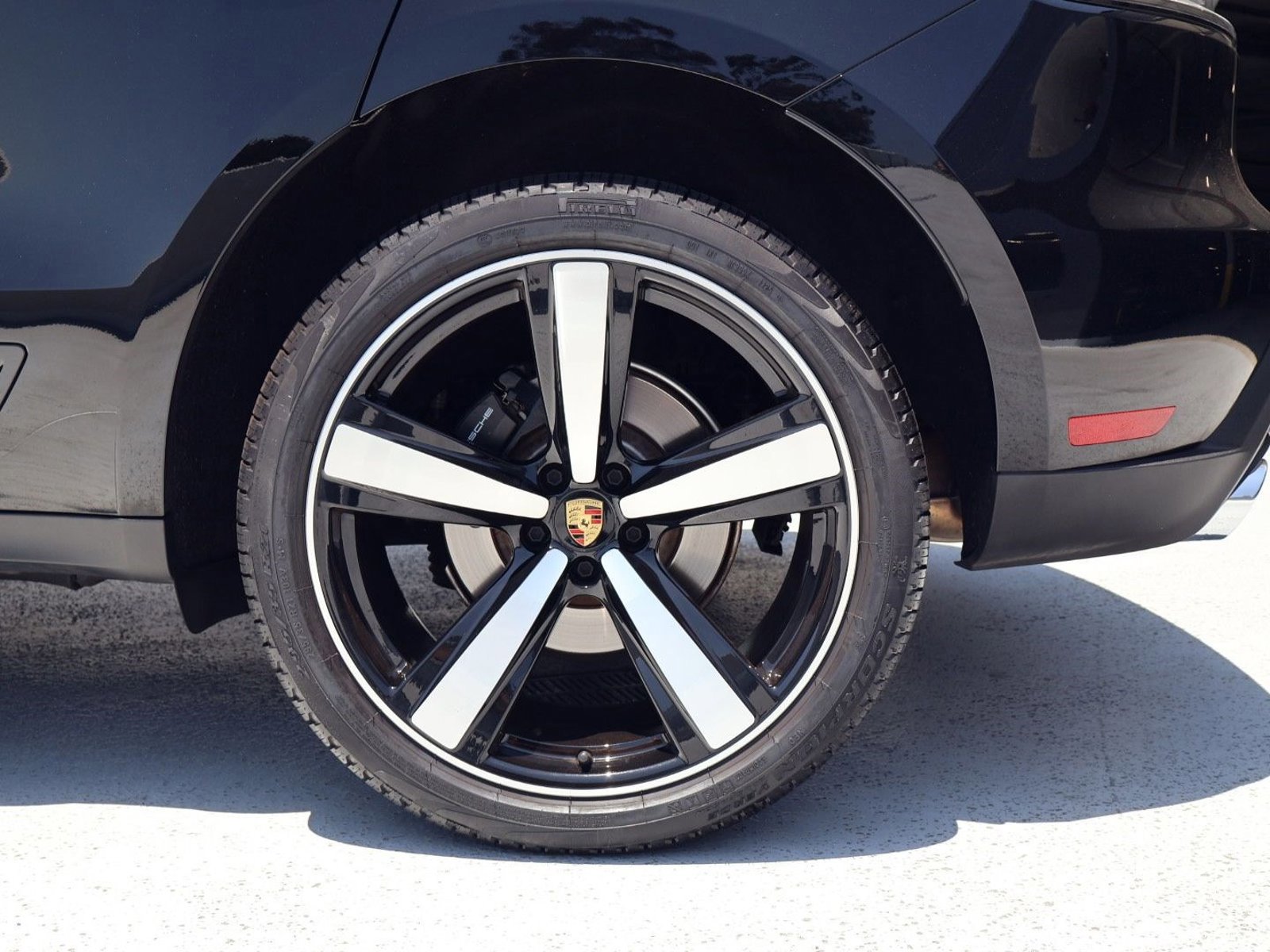 Certified 2025 Porsche Macan AWD/4WD image 27