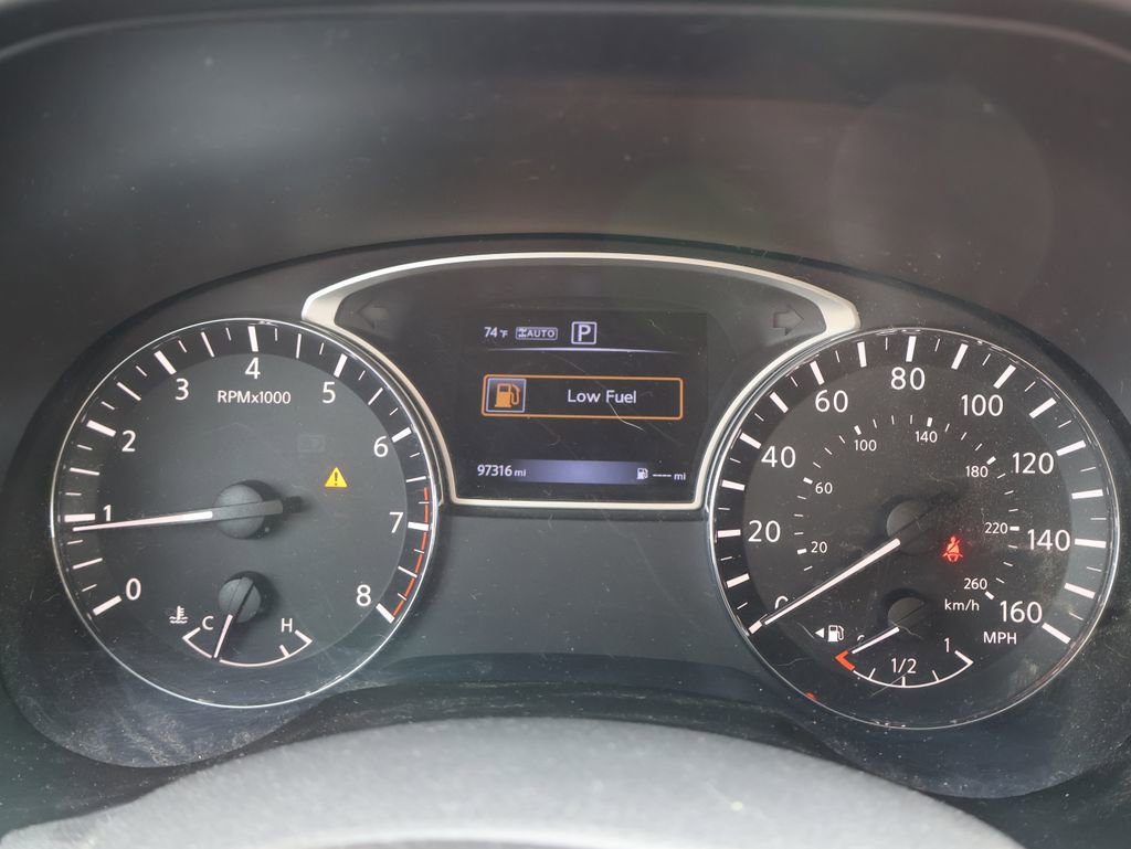 Used 2017 Nissan Pathfinder SV image 2