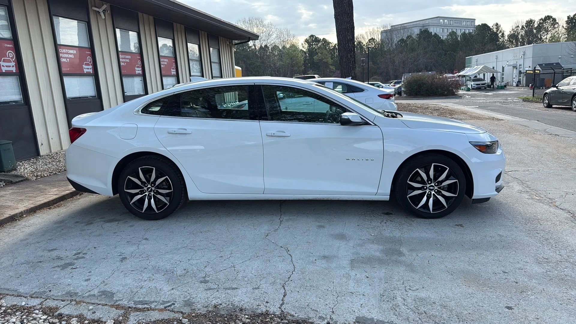 Used 2017 Chevrolet Malibu LT w/ Leather Package image 4
