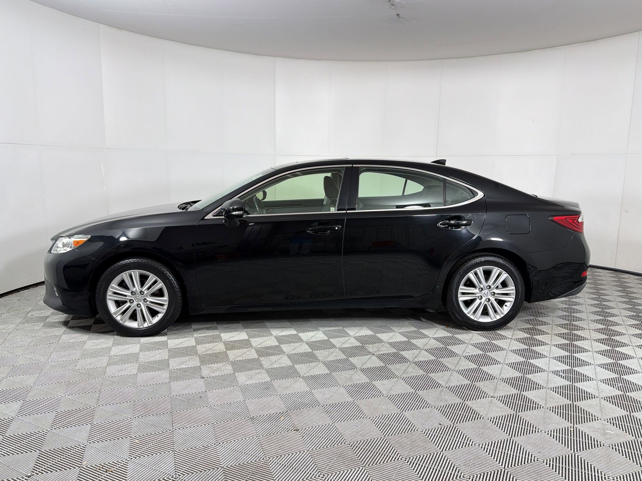 Used 2015 Lexus ES 350 image 2