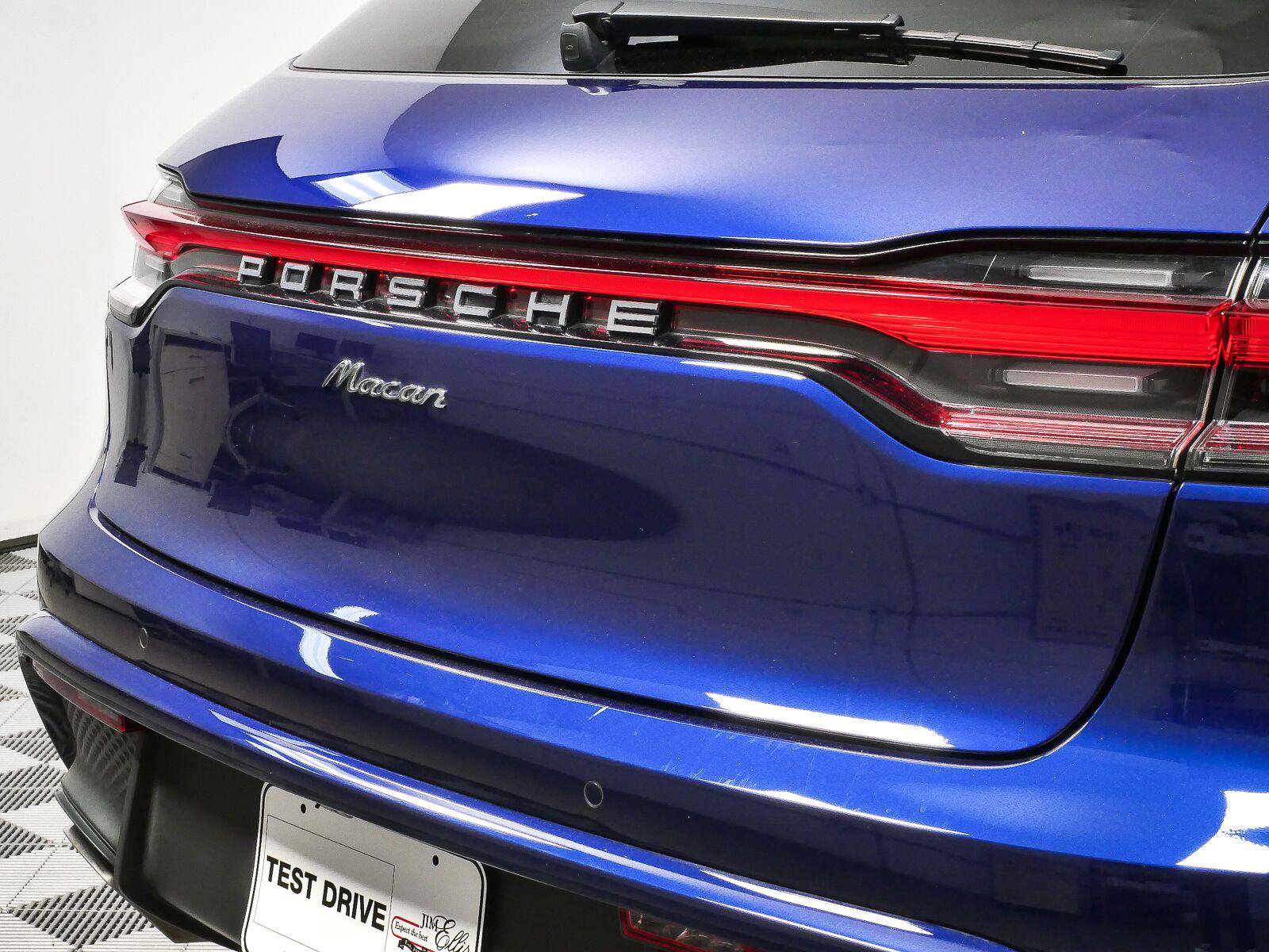 Used 2025 Porsche Macan Turbo AWD/4WD image 39
