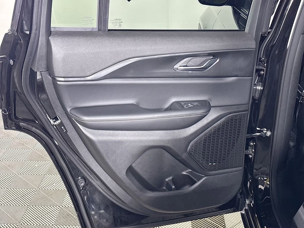 New 2025 Jeep Grand Cherokee Laredo w/ MOPAR Finishing Package AWD/4WD image 18