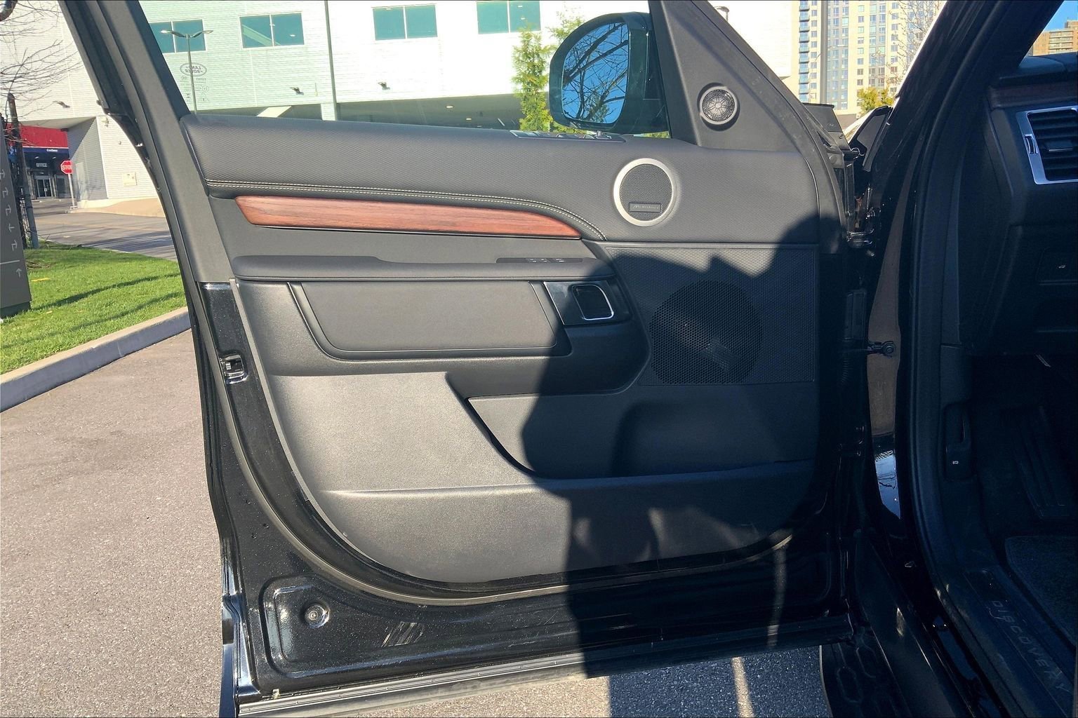 Used 2025 Land Rover Discovery Dynamic SE AWD/4WD image 21