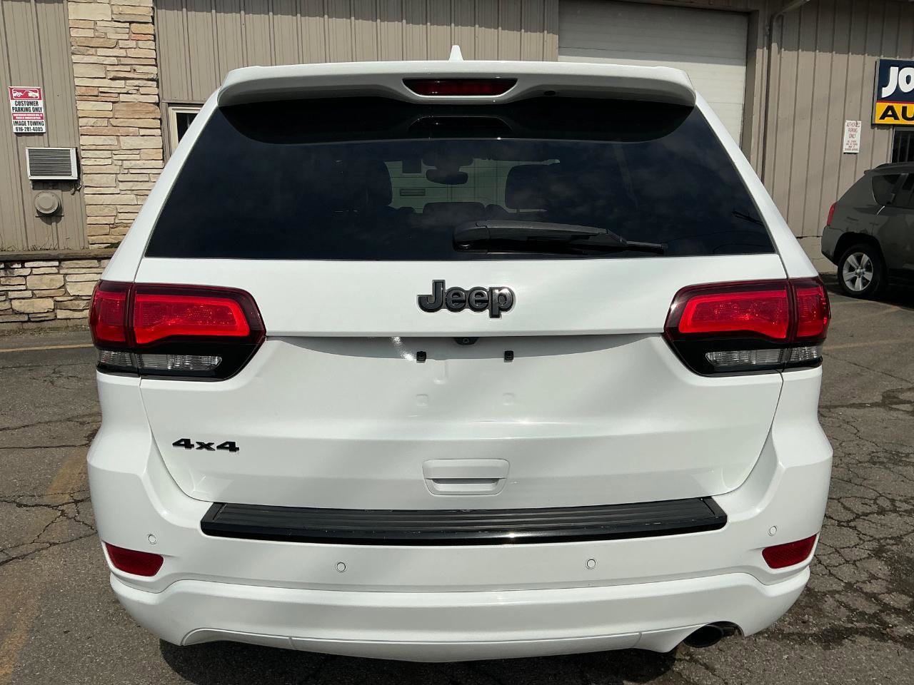 Used 2018 Jeep Grand Cherokee Altitude image 4
