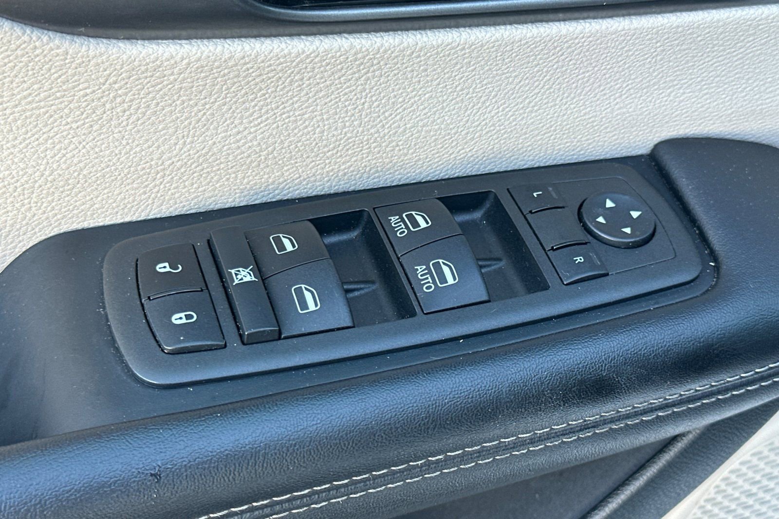 Used 2022 Chrysler Pacifica Touring-L FWD image 12