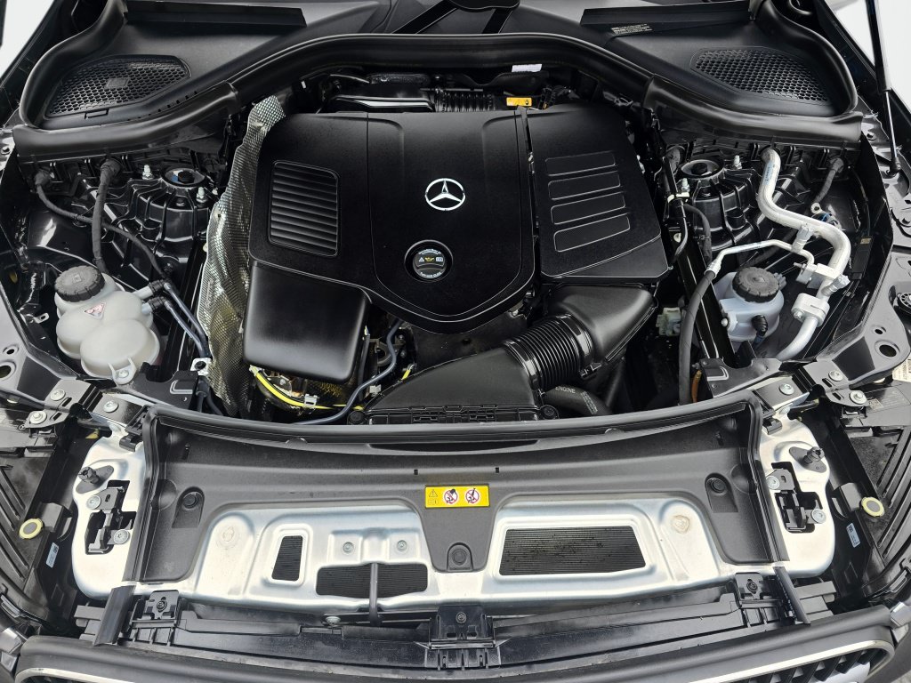 Used 2025 Mercedes-Benz GLC 300 4MATIC image 11