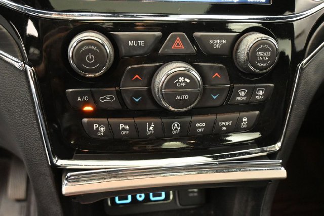Used 2021 Jeep Grand Cherokee Limited w/ Luxury Group II AWD/4WD image 16