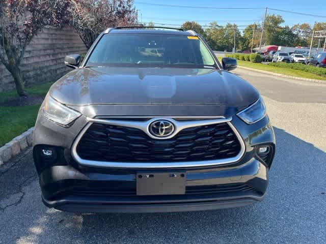 Used 2024 Toyota Highlander XLE AWD/4WD image 2
