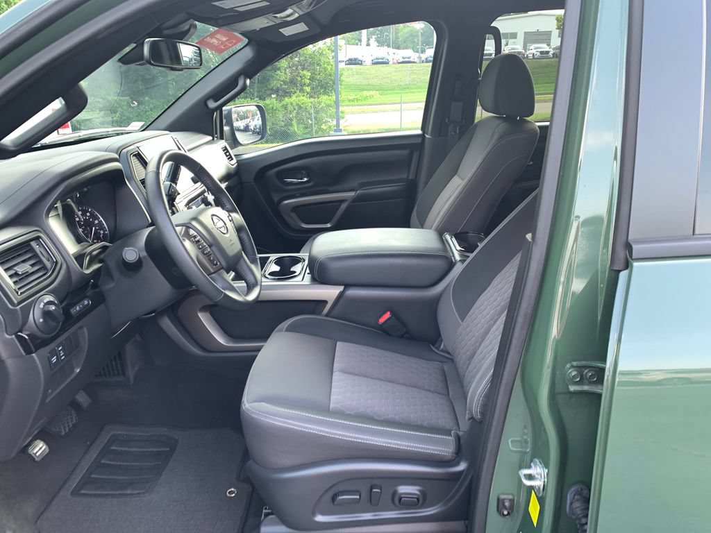 Used 2024 Nissan Titan SV w/ SV Bronze Edition Package AWD/4WD image 18