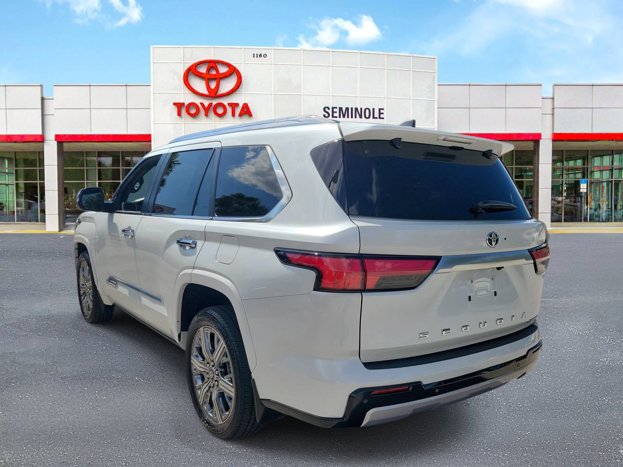 Used 2025 Toyota Sequoia Capstone AWD/4WD image 4