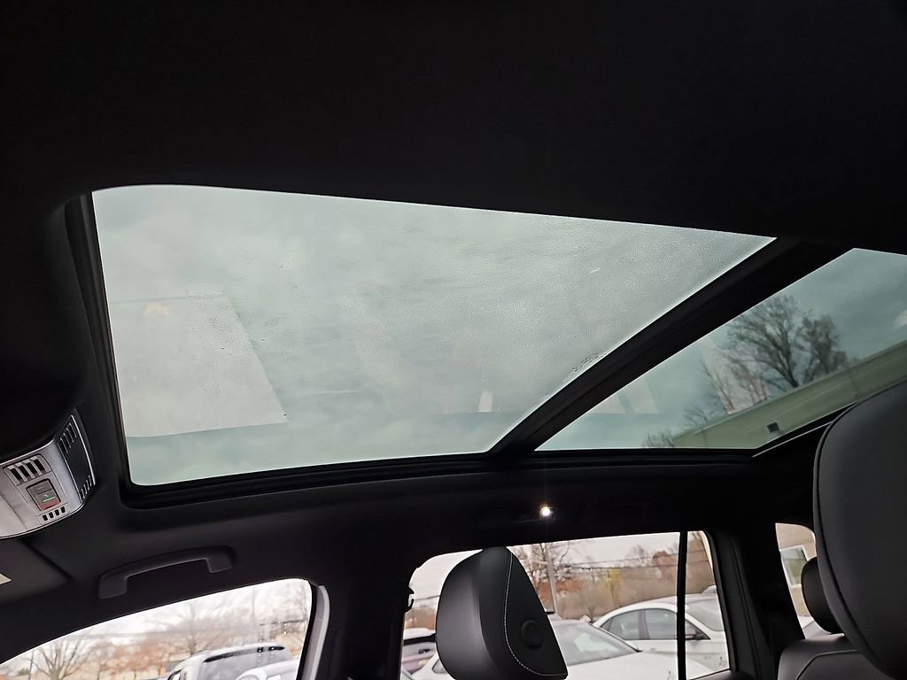 Certified 2022 Volkswagen Tiguan SE R-Line image 15