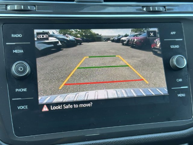 Used 2023 Volkswagen Tiguan SE FWD image 2