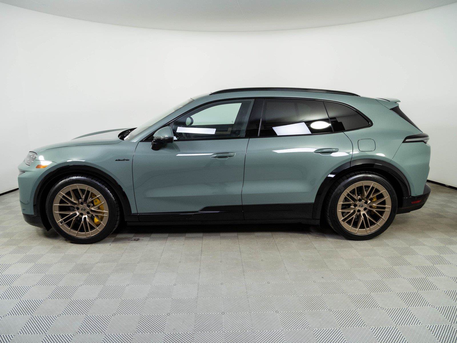 New 2026 Porsche Cayenne Turbo Electric AWD/4WD image 2