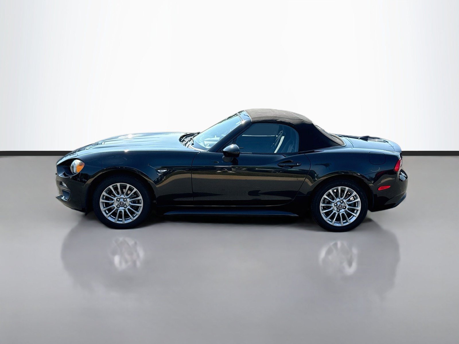 Used 2018 FIAT 124 Spider Classica w/ Technology & Siriusxm Group RWD image 4