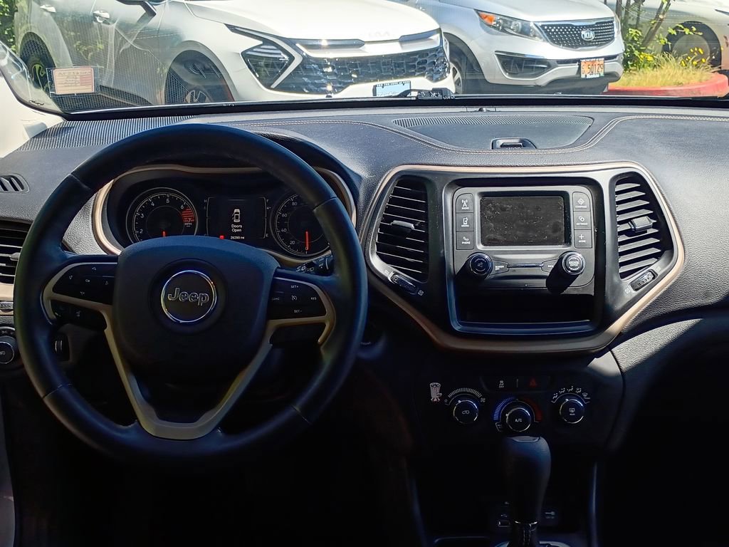 Used 2018 Jeep Cherokee Latitude w/ Altitude Package FWD image 16