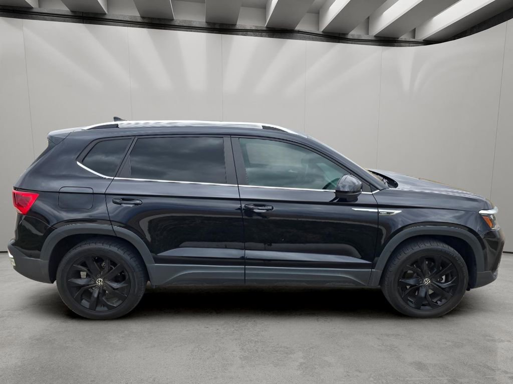 Used 2023 Volkswagen Taos SE w/ Panoramic Sunroof Package FWD image 6